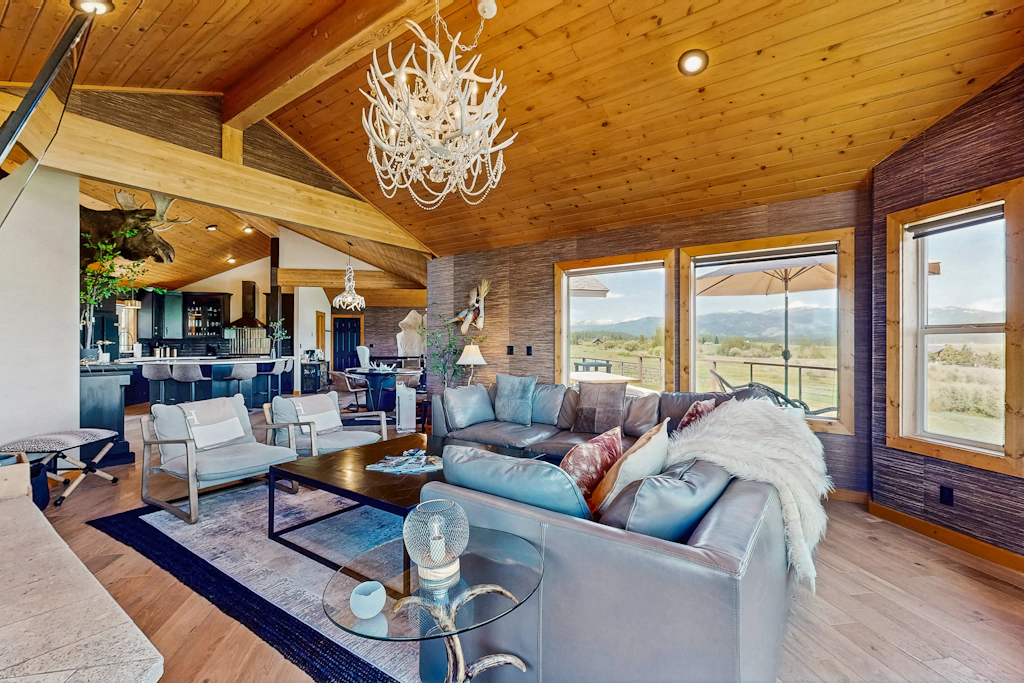 Spacious Retreat with Hot Tub Mountain Views