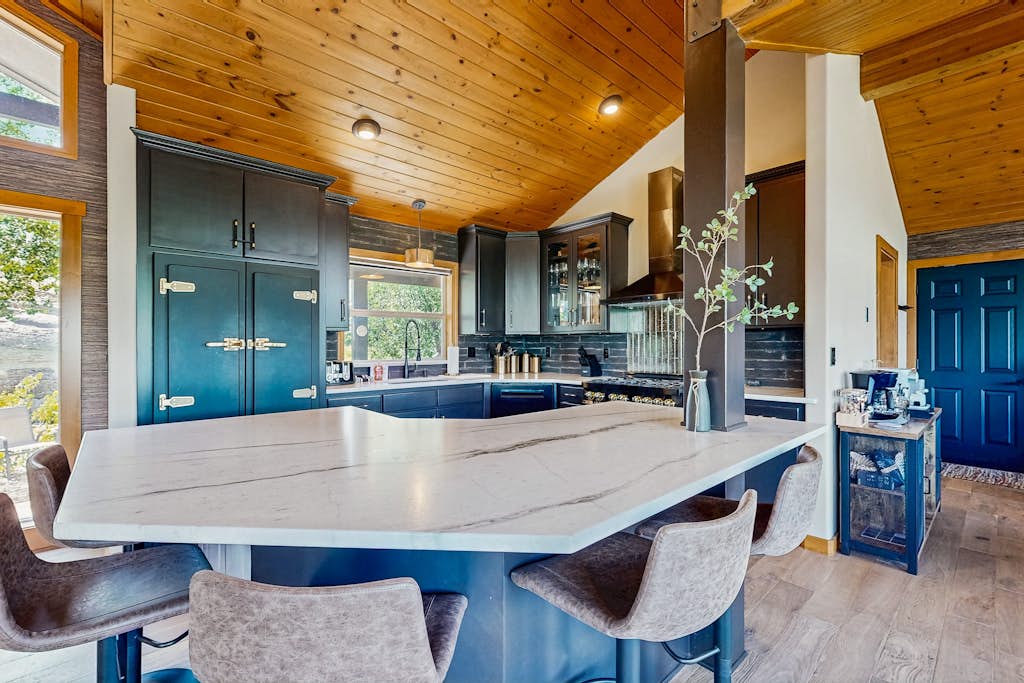 Spacious Retreat with Hot Tub Mountain Views