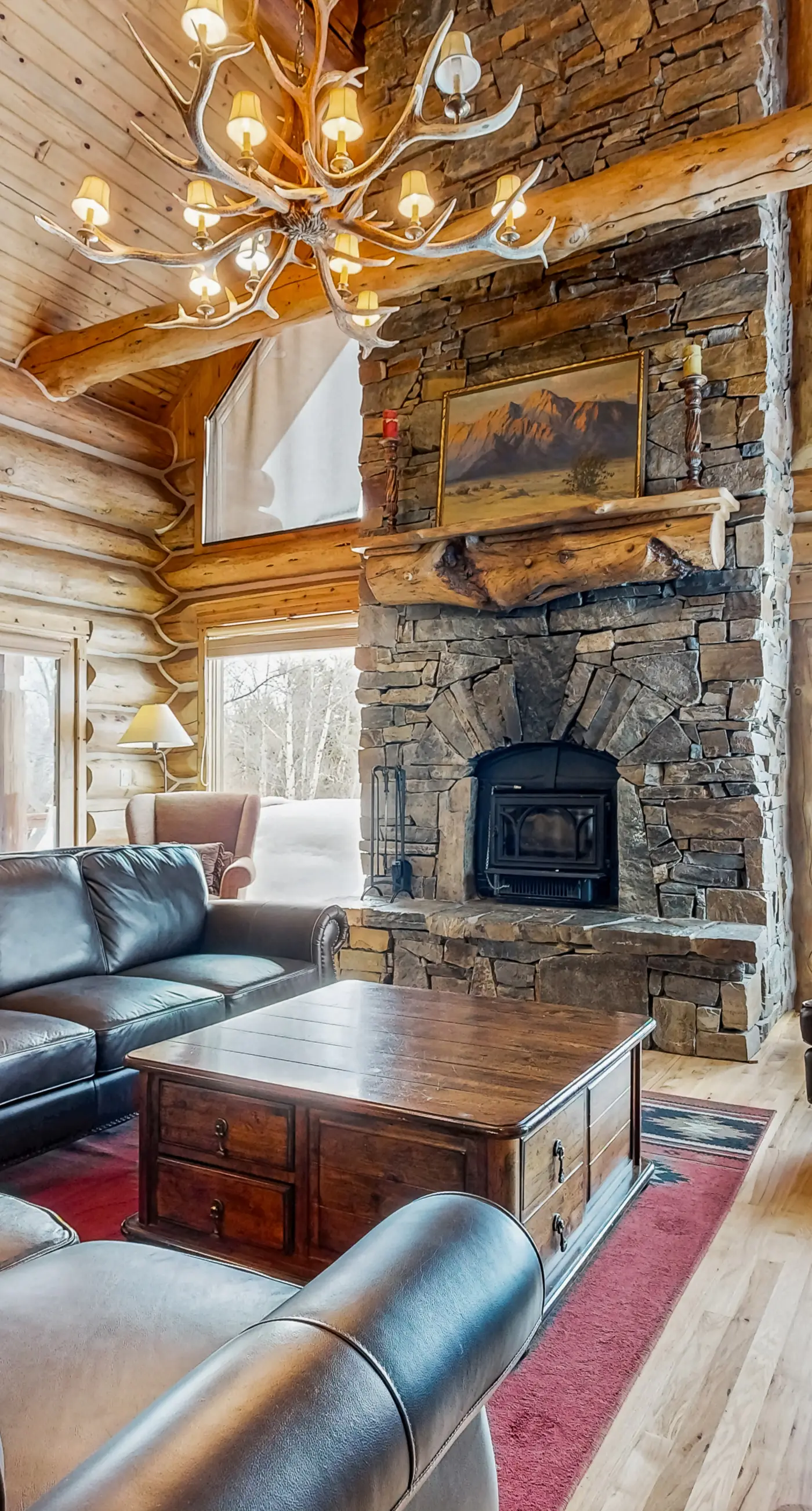 Luxury Log Cabin: Hot Tub & Gourmet Kitchen