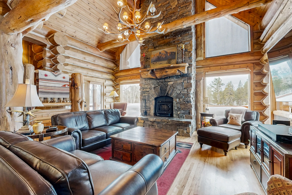 Luxury Log Cabin: Hot Tub & Gourmet Kitchen