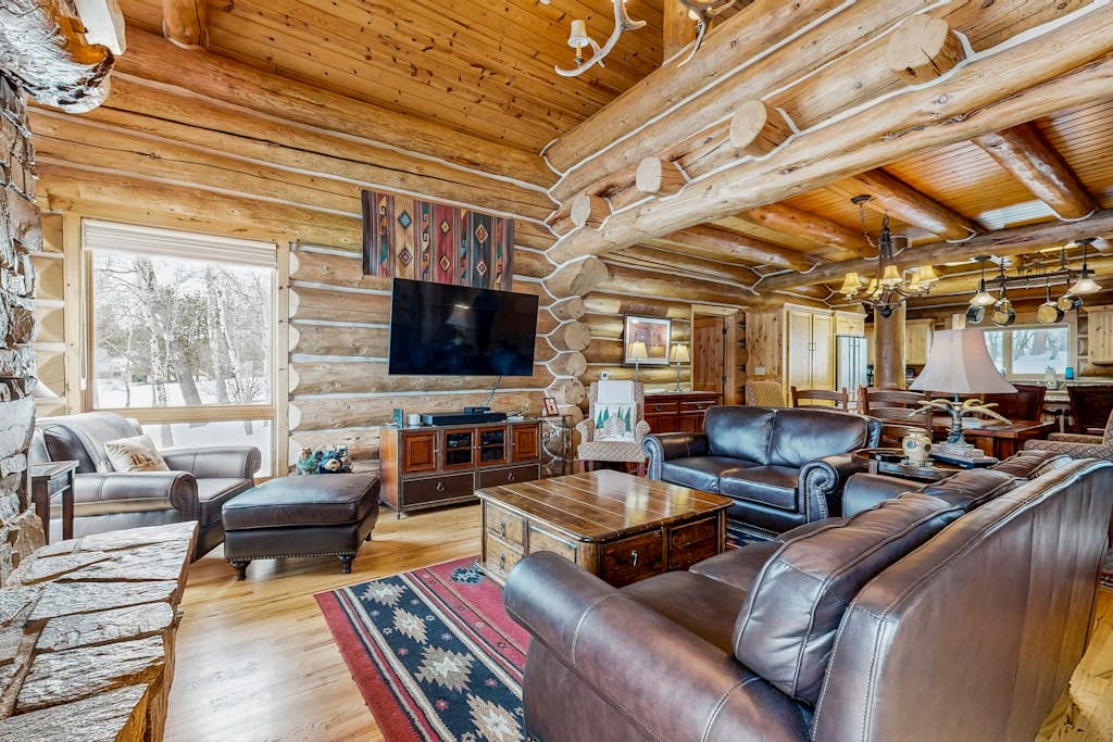 Luxury Log Cabin: Hot Tub & Gourmet Kitchen