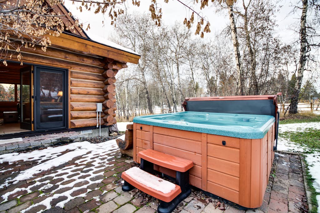 Luxury Log Cabin: Hot Tub & Gourmet Kitchen