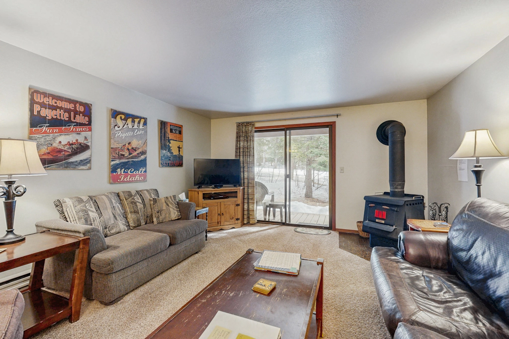 Golf Course Retreat - Pool Access & Lake Views