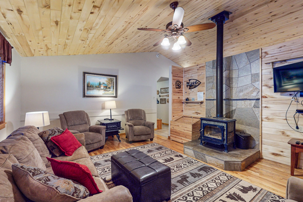 Welcoming Retreat - Walk to Town & Payette Lake