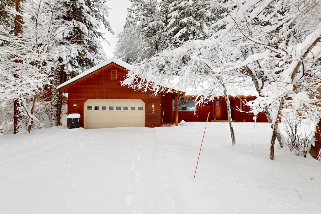 Welcoming Retreat - Walk to Town & Payette Lake