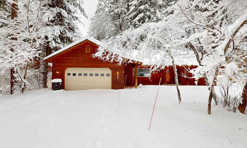 Welcoming Retreat - Walk to Town & Payette Lake