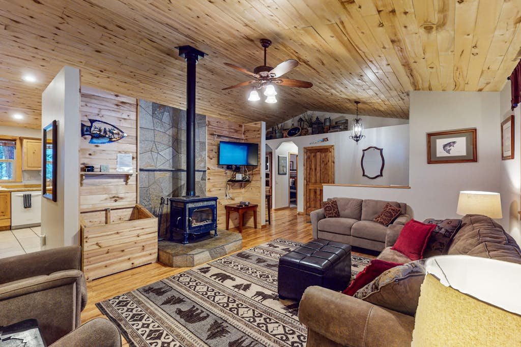 Welcoming Retreat - Walk to Town & Payette Lake