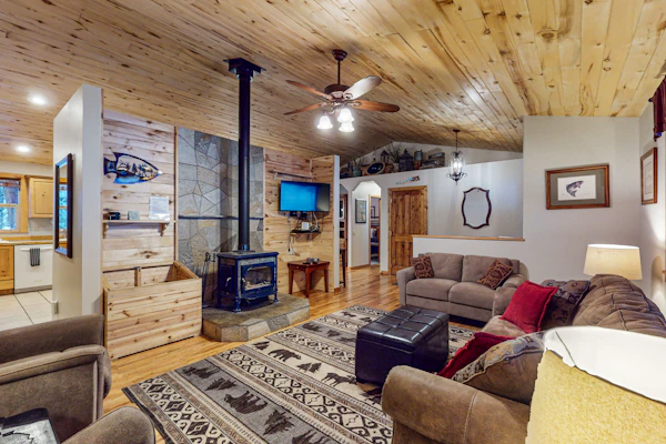 Welcoming Retreat - Walk to Town & Payette Lake