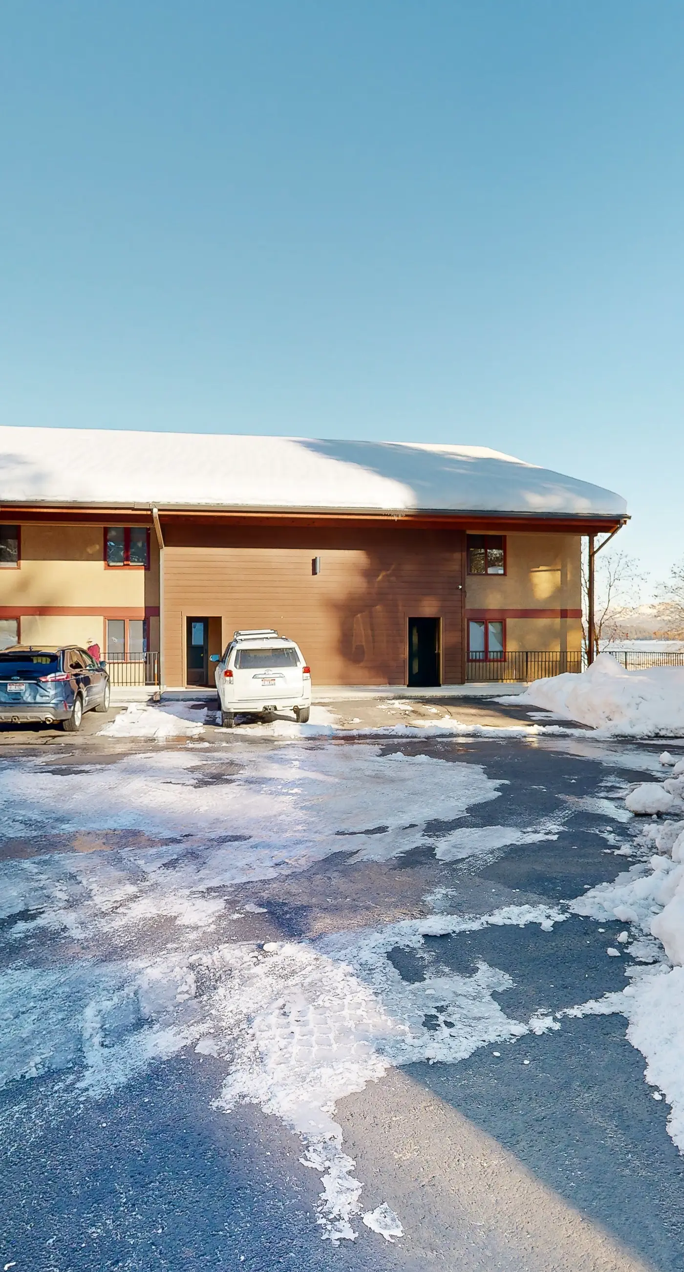 Lakeside Getaway: Beach Access, Shared Pool and Grills