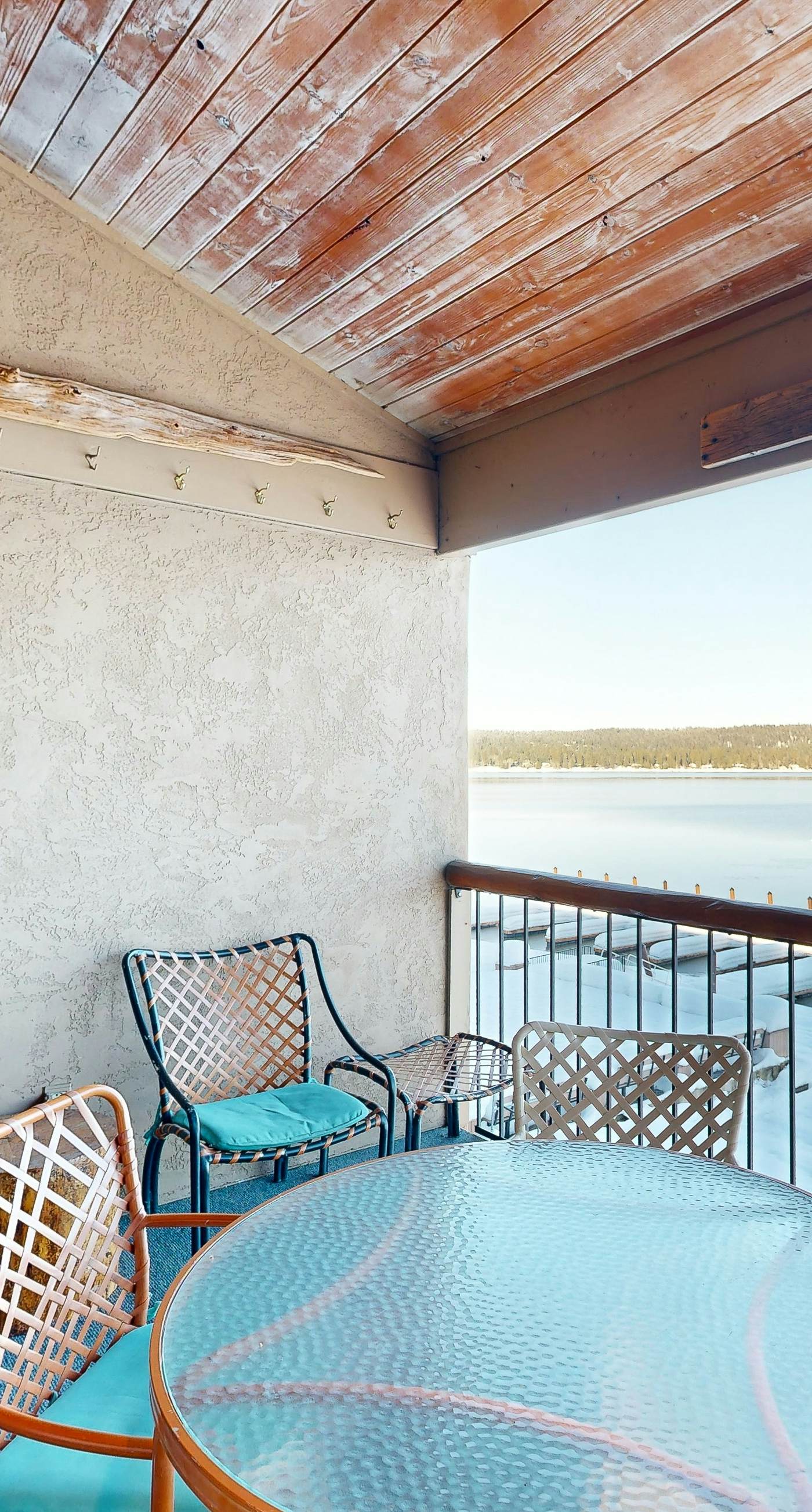 Lakeside Getaway: Beach Access, Shared Pool and Grills