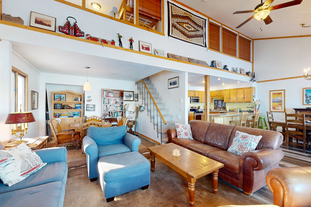 Lakeside Getaway: Beach Access, Shared Pool and Grills