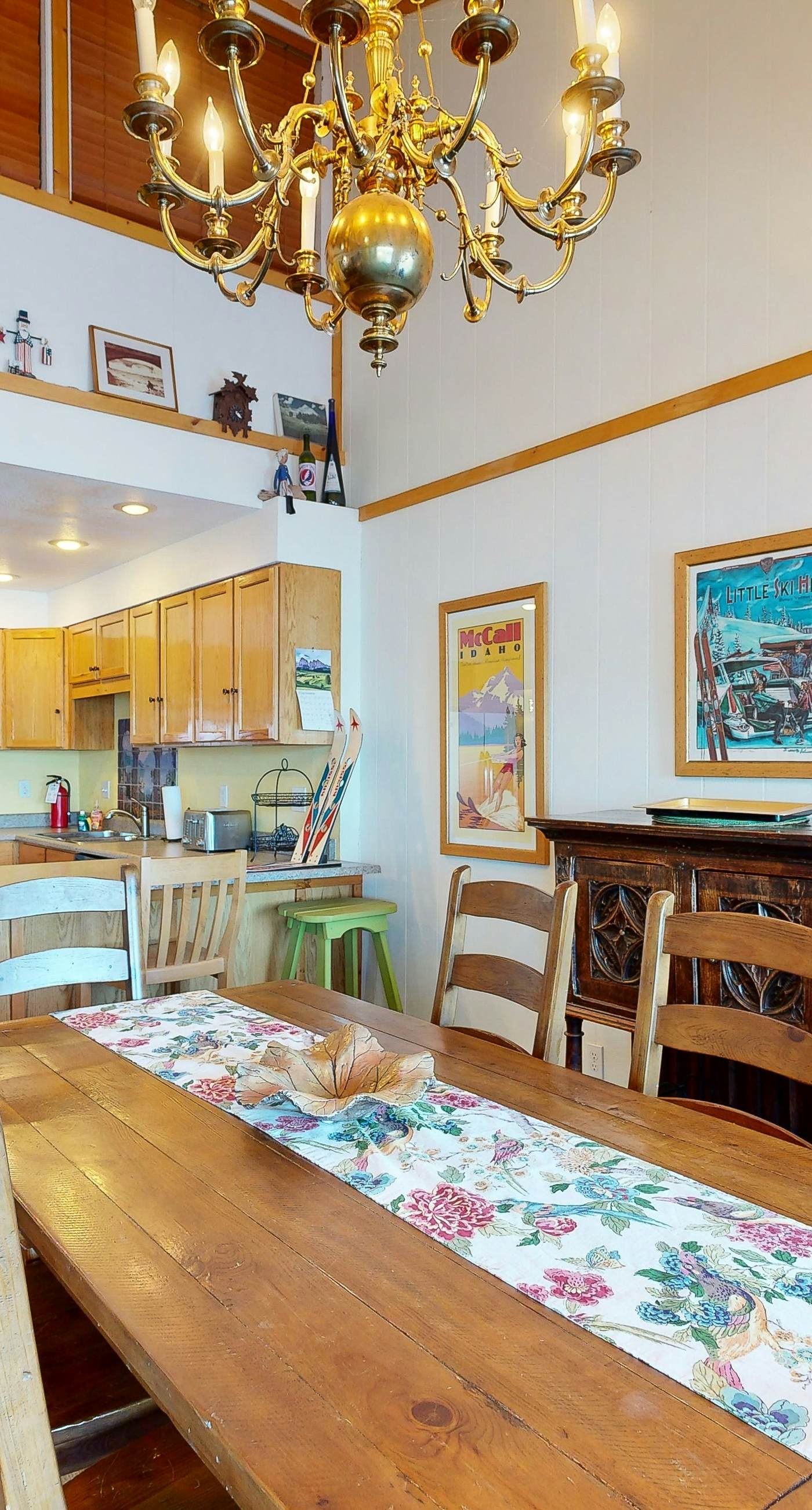 Lakeside Getaway: Beach Access, Shared Pool and Grills