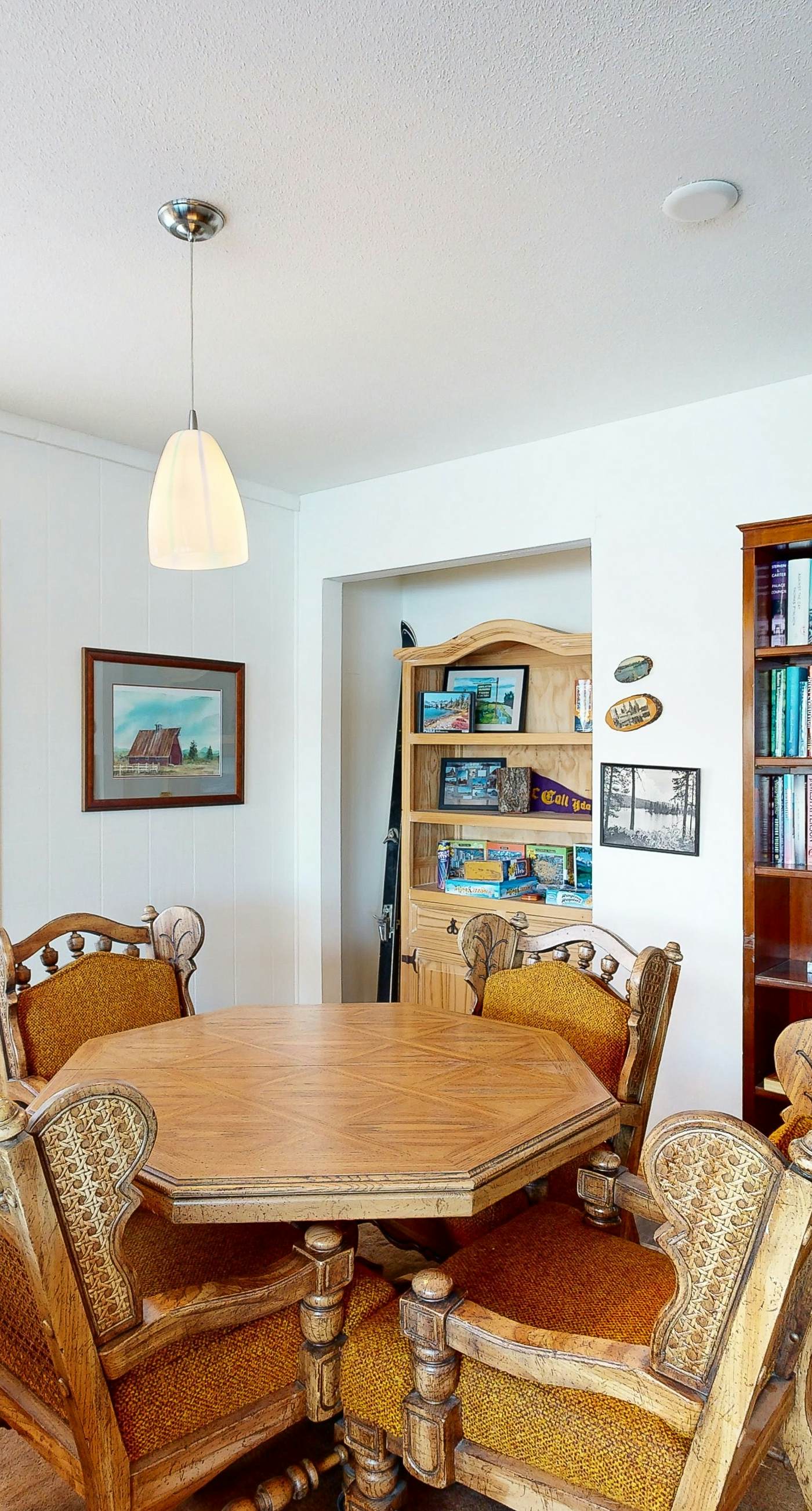 Lakeside Getaway: Beach Access, Shared Pool and Grills