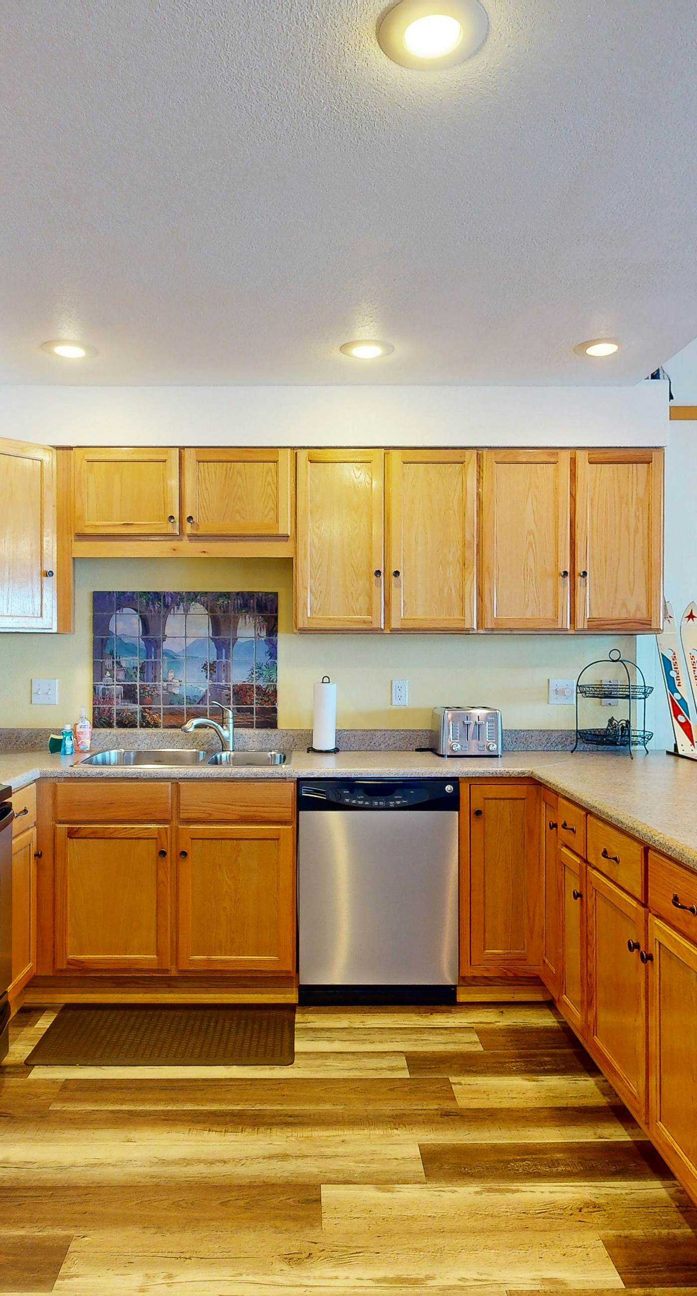 Lakeside Getaway: Beach Access, Shared Pool and Grills