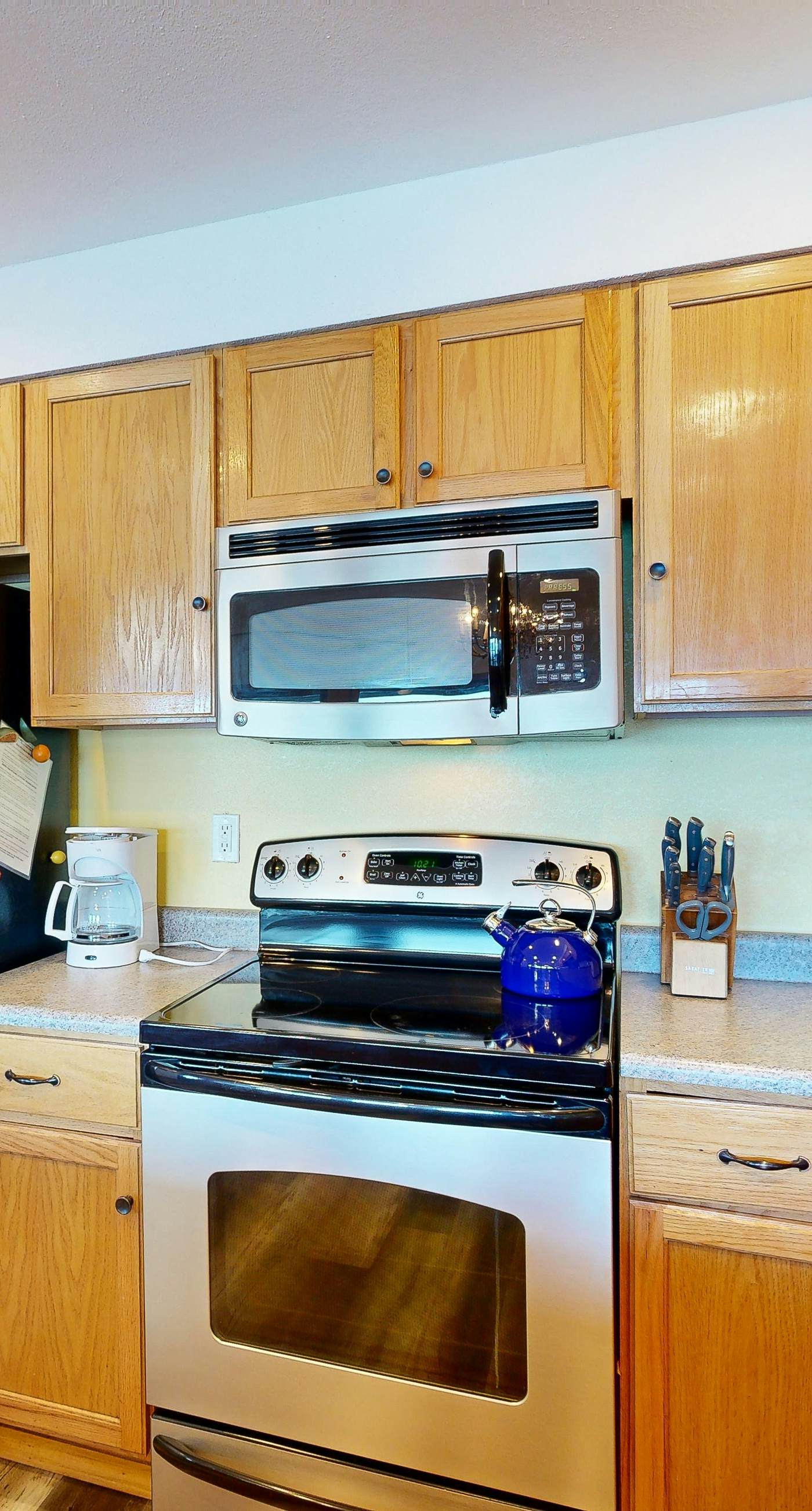 Lakeside Getaway: Beach Access, Shared Pool and Grills