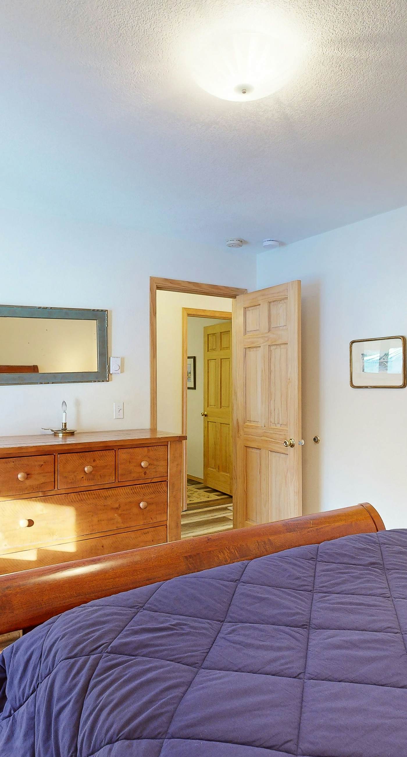 Lakeside Getaway: Beach Access, Shared Pool and Grills