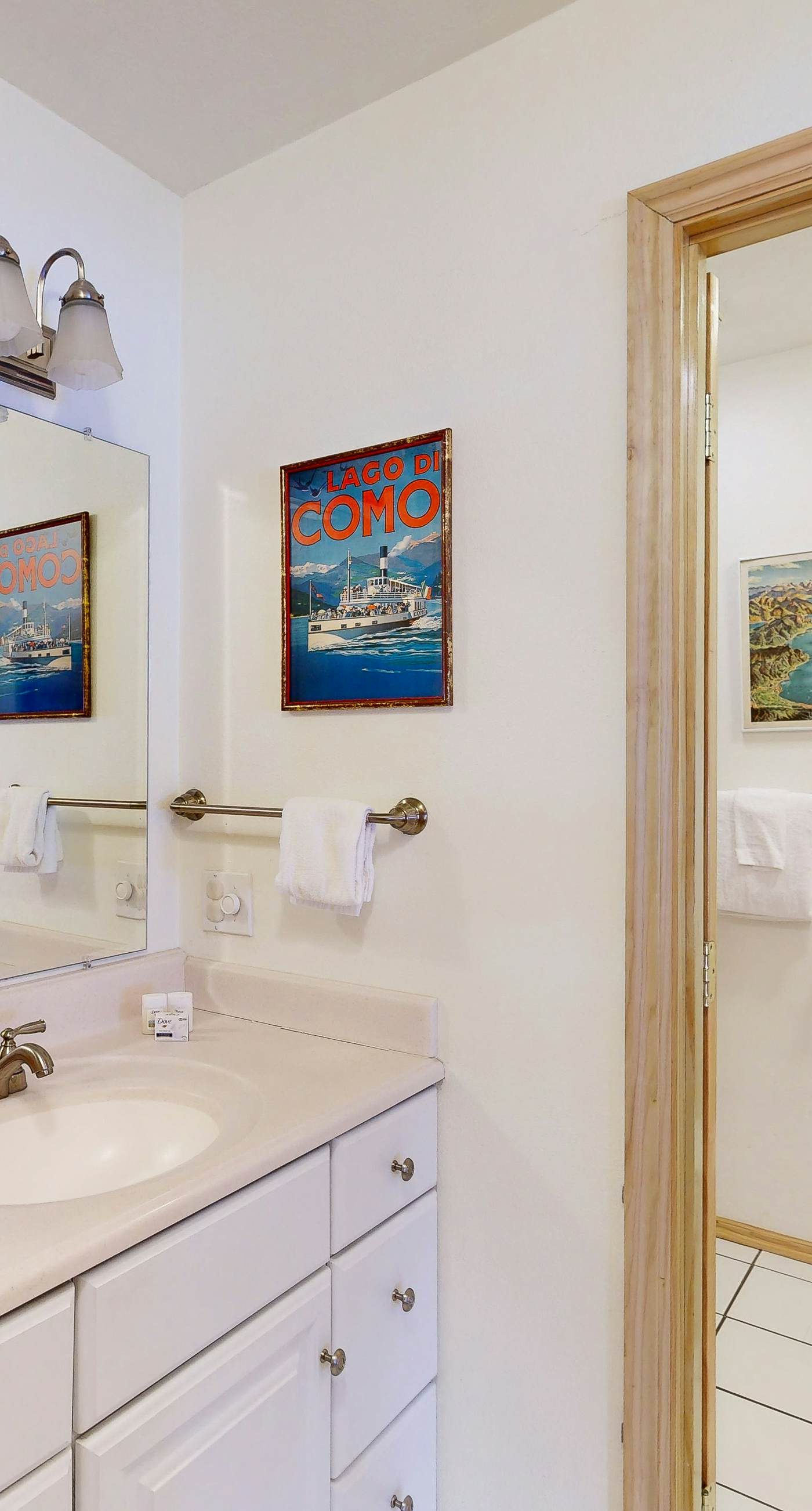 Lakeside Getaway: Beach Access, Shared Pool and Grills