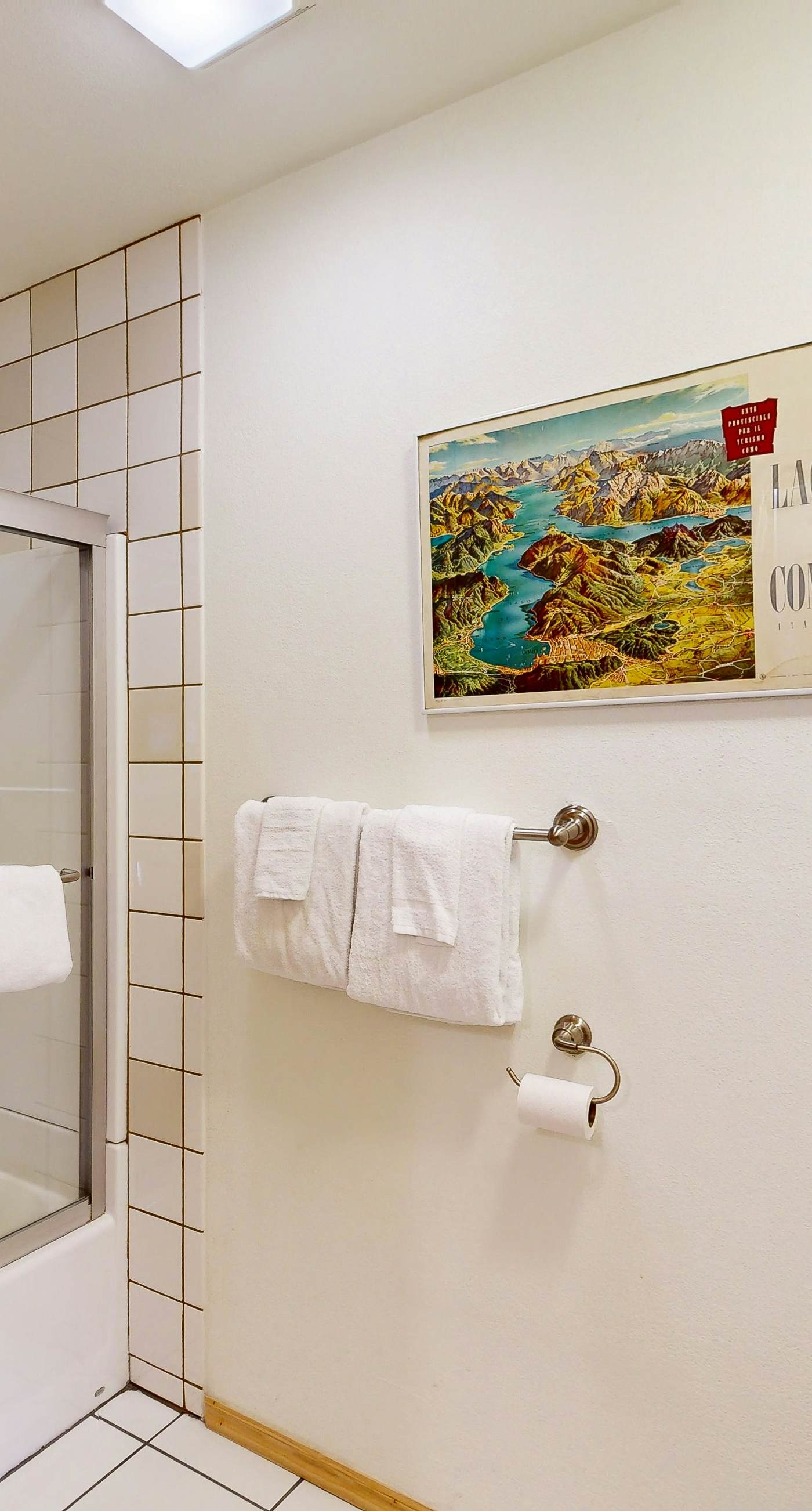 Lakeside Getaway: Beach Access, Shared Pool and Grills