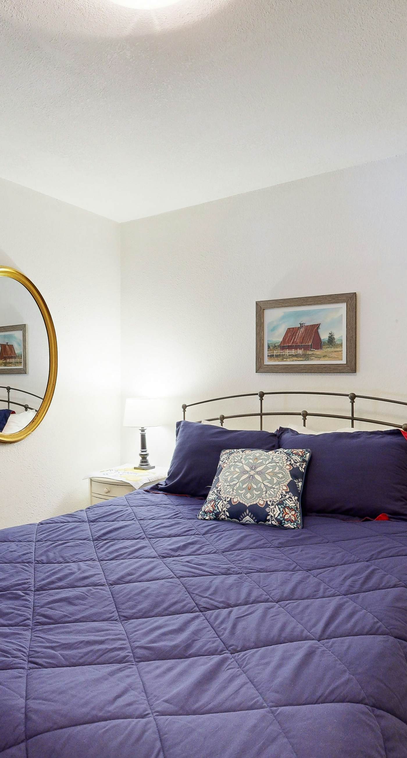 Lakeside Getaway: Beach Access, Shared Pool and Grills