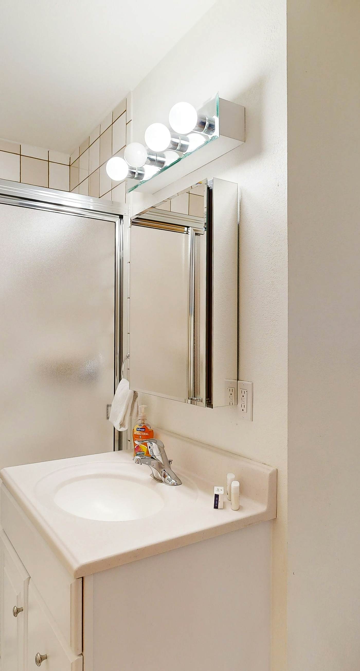 Lakeside Getaway: Beach Access, Shared Pool and Grills