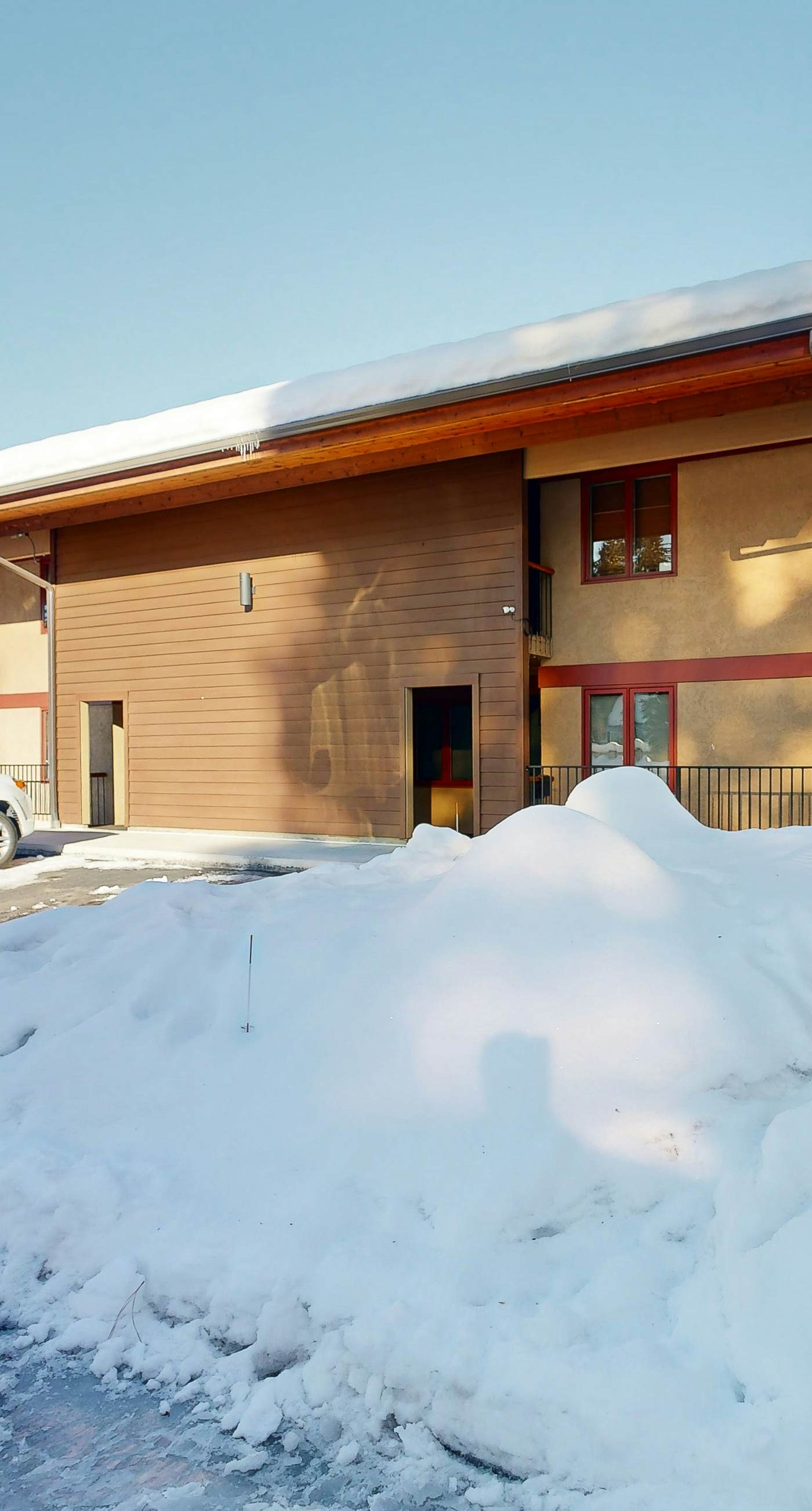 Lakeside Getaway: Beach Access, Shared Pool and Grills