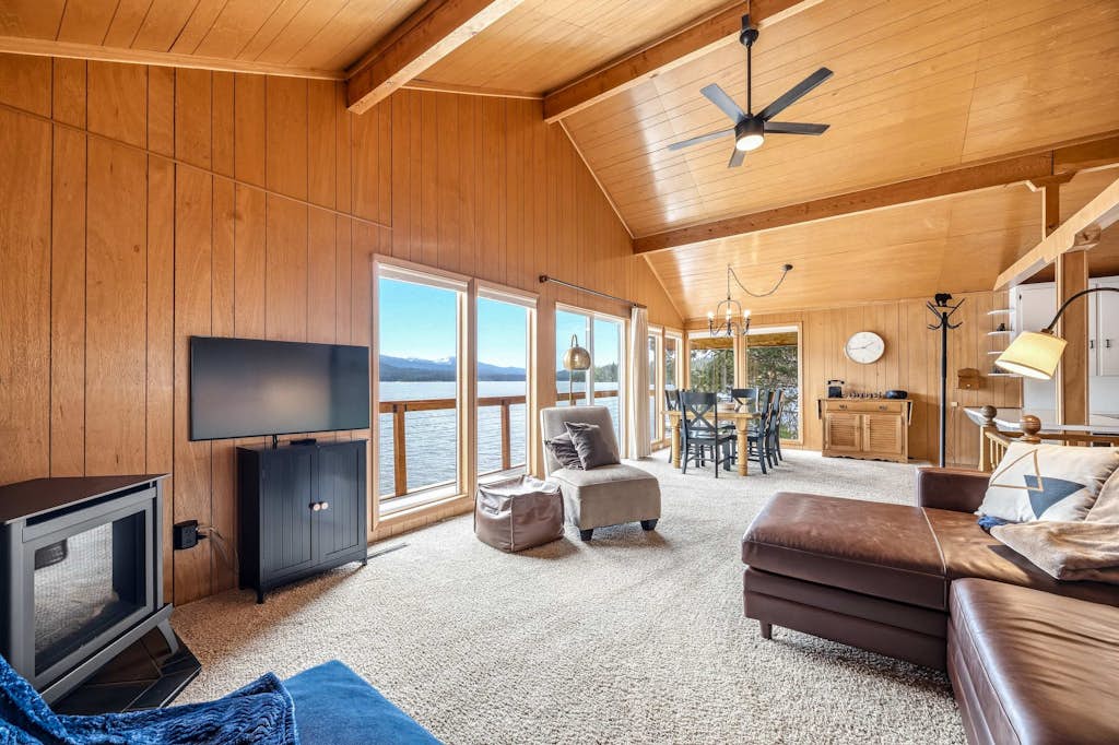 A Secluded, Cozy Lakefront Sanctuary on Payette Lake, A Private Dock, Your Place to Unplug