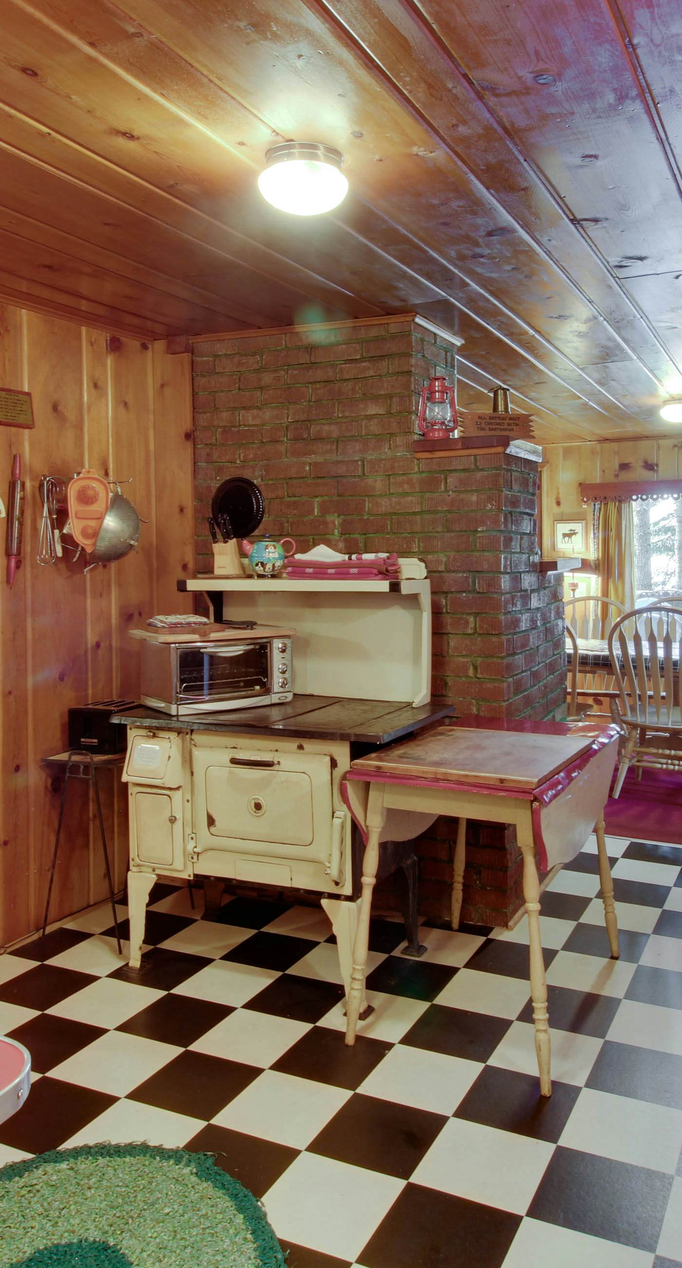 Rustic Lake House - Private Dock & Deck