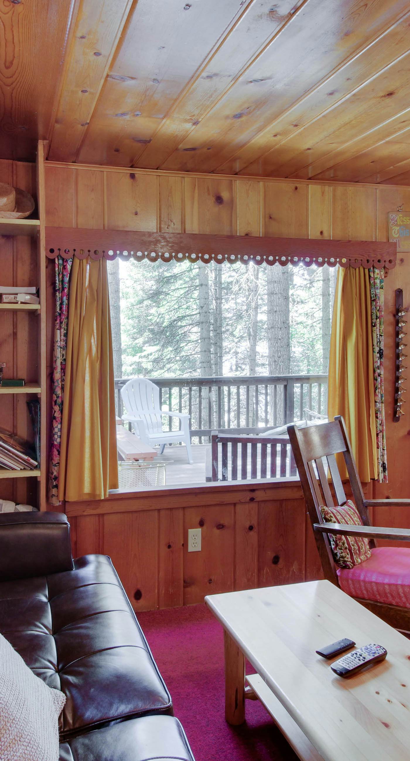 Rustic Lake House - Private Dock & Deck