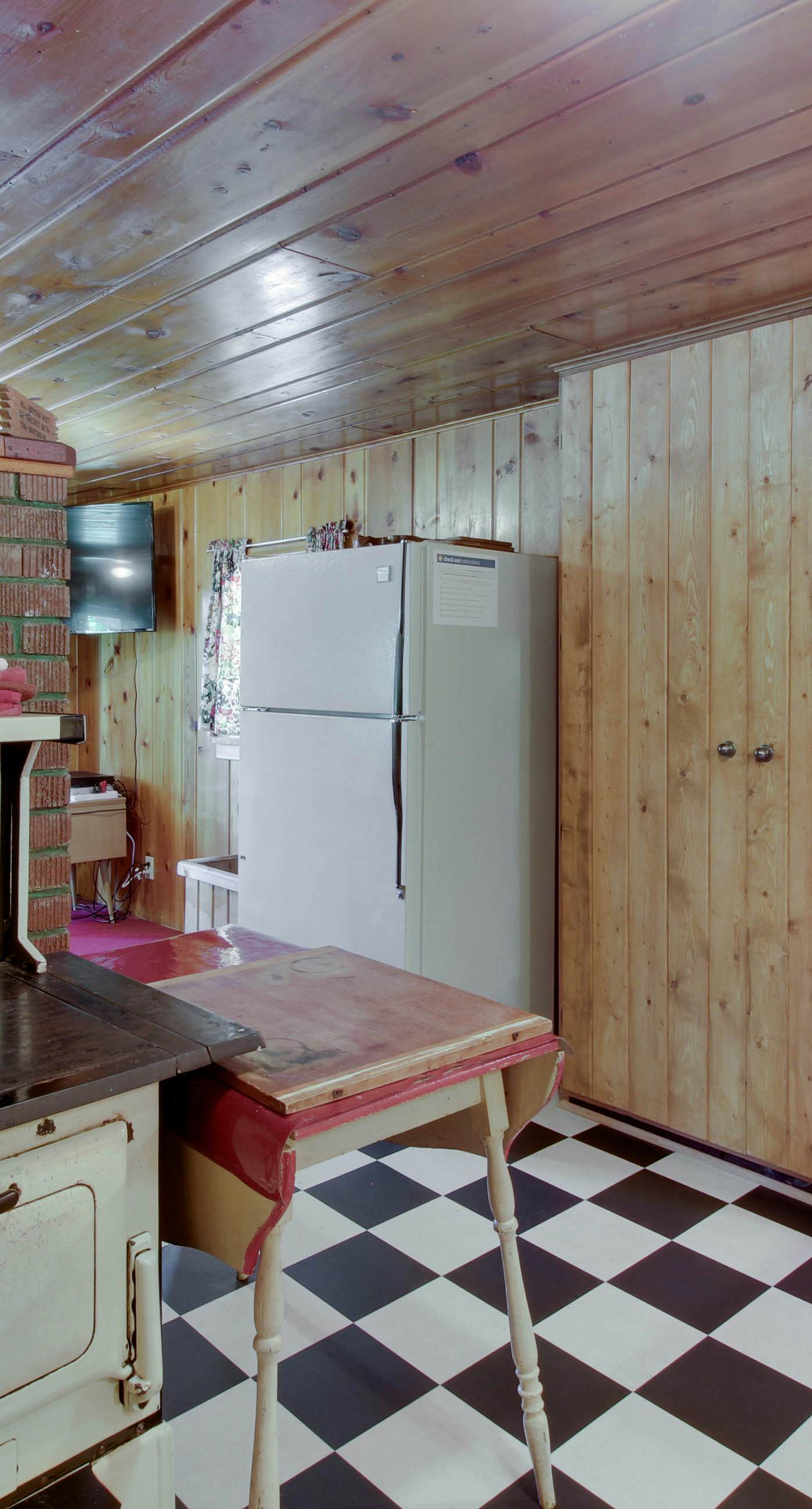 Rustic Lake House - Private Dock & Deck