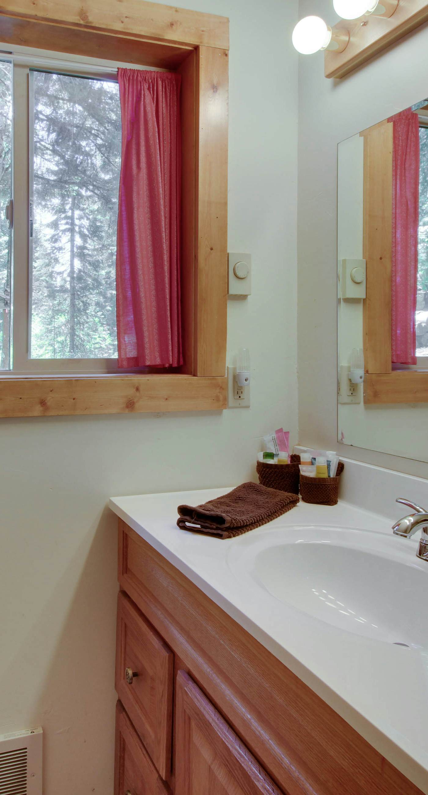 Rustic Lake House - Private Dock & Deck