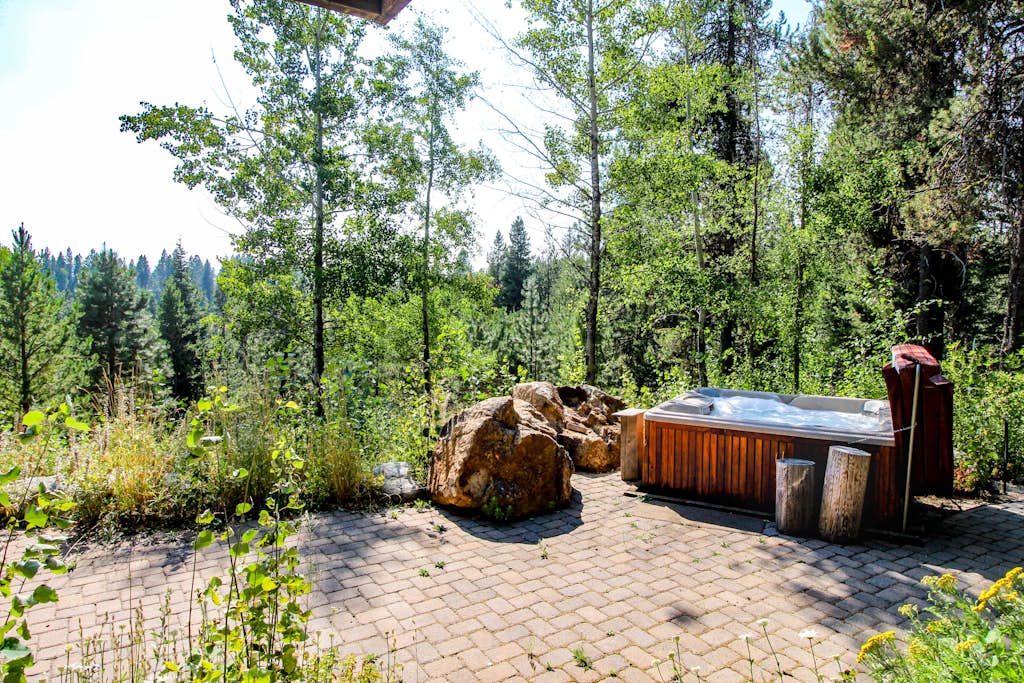 Serenity Lodge Hot Tub, Ping-Pong Fireplace