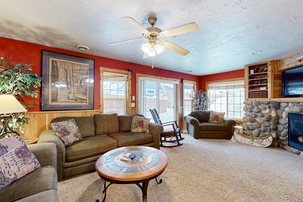 3BR Retreat - Fireplace & Walk to Payette Lake
