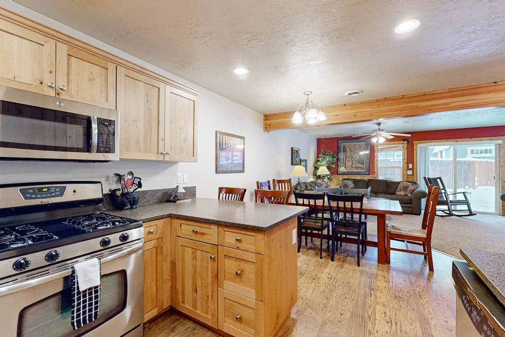 3BR Retreat - Fireplace & Walk to Payette Lake