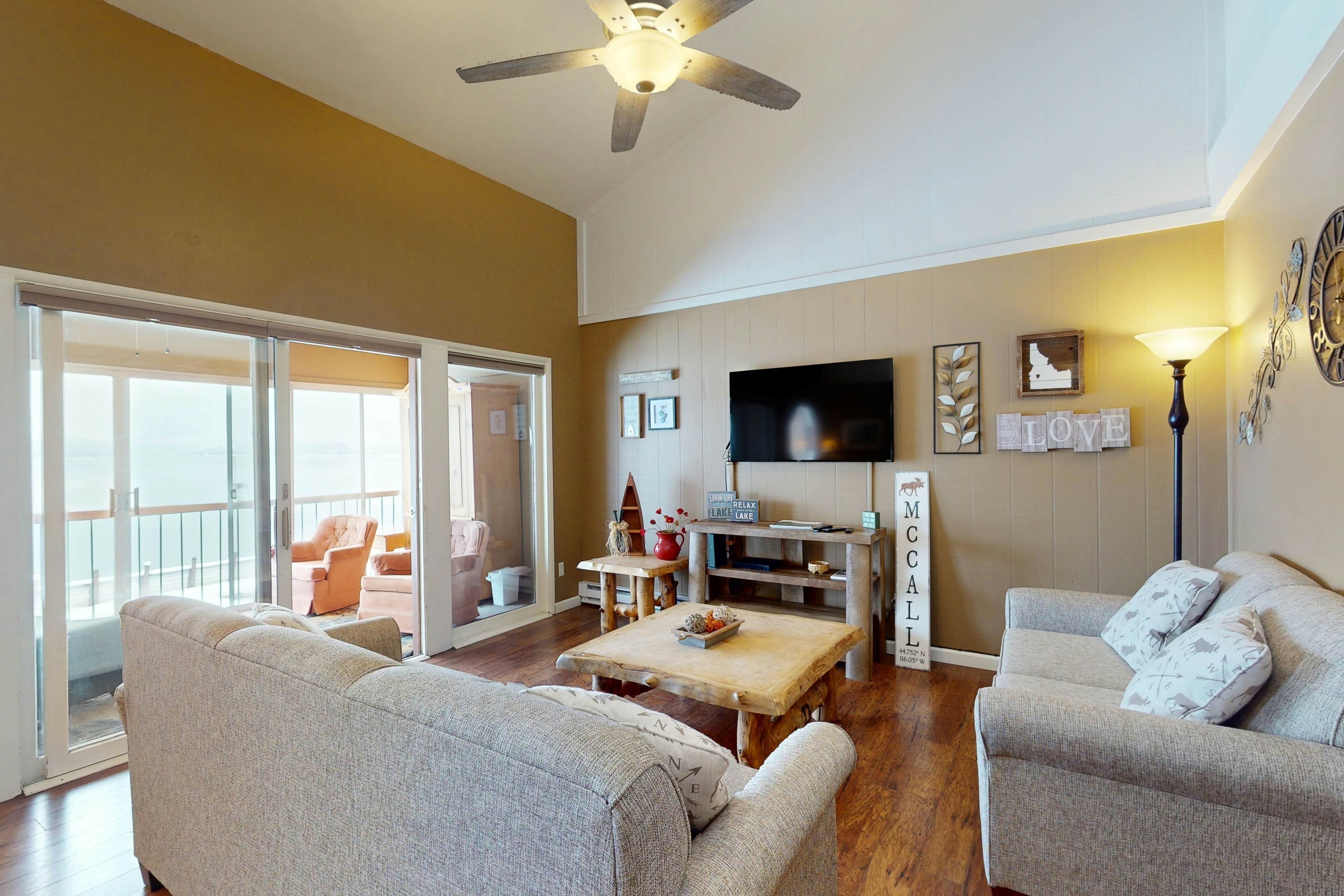 Crystal Beach Condo - Lake Views & Pool