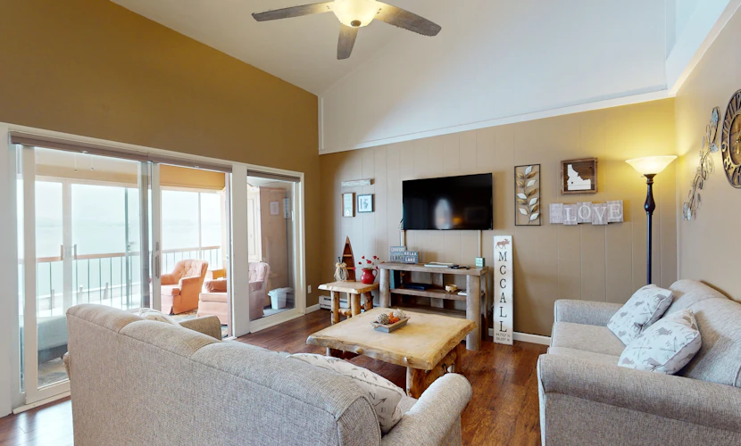 Crystal Beach Condo - Lake Views & Pool