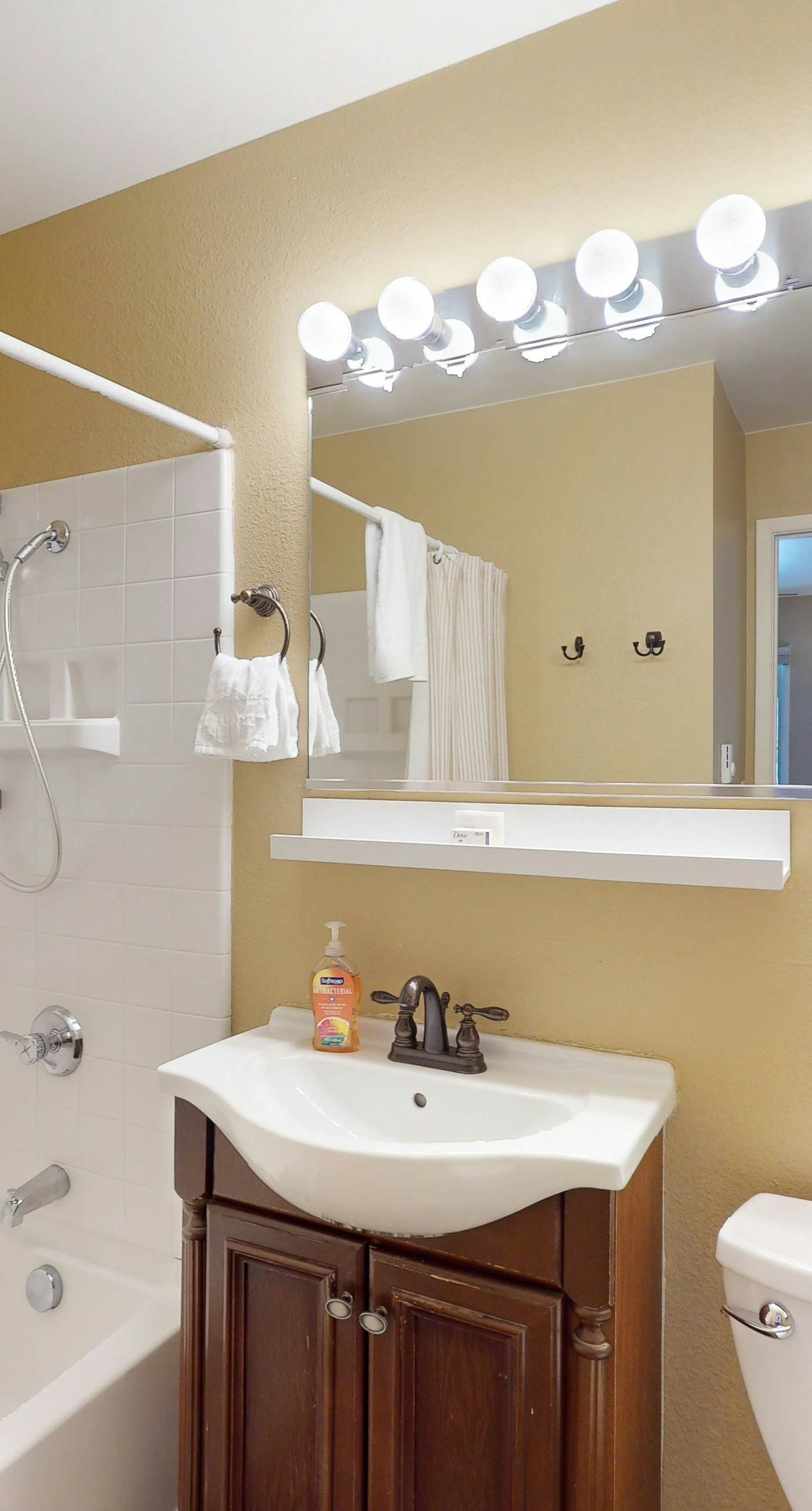 Crystal Beach Condo - Lake Views & Pool