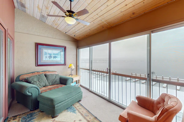 Crystal Beach Condo - Lake Views & Pool