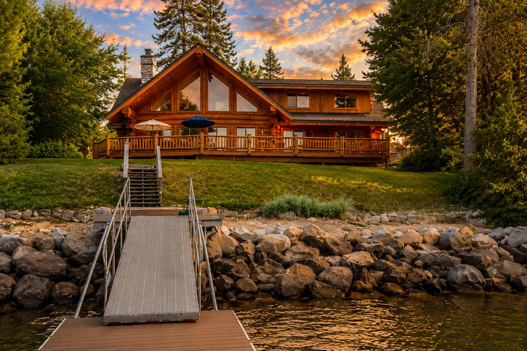 Luxury Cascade Lakefront Lodge | Private Dock