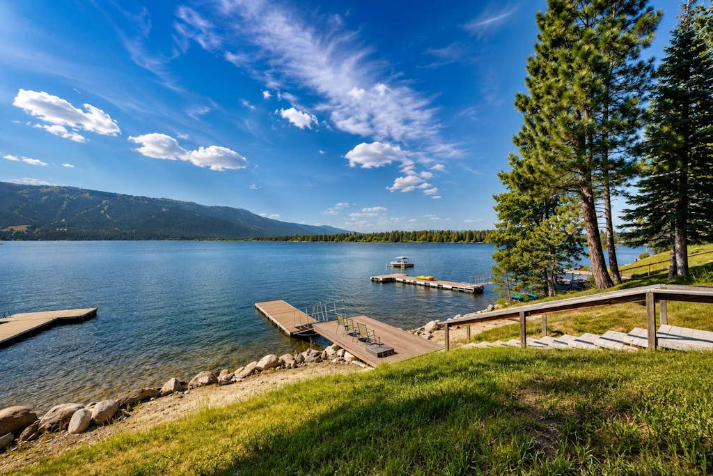 Luxury Cascade Lakefront Lodge | Private Dock