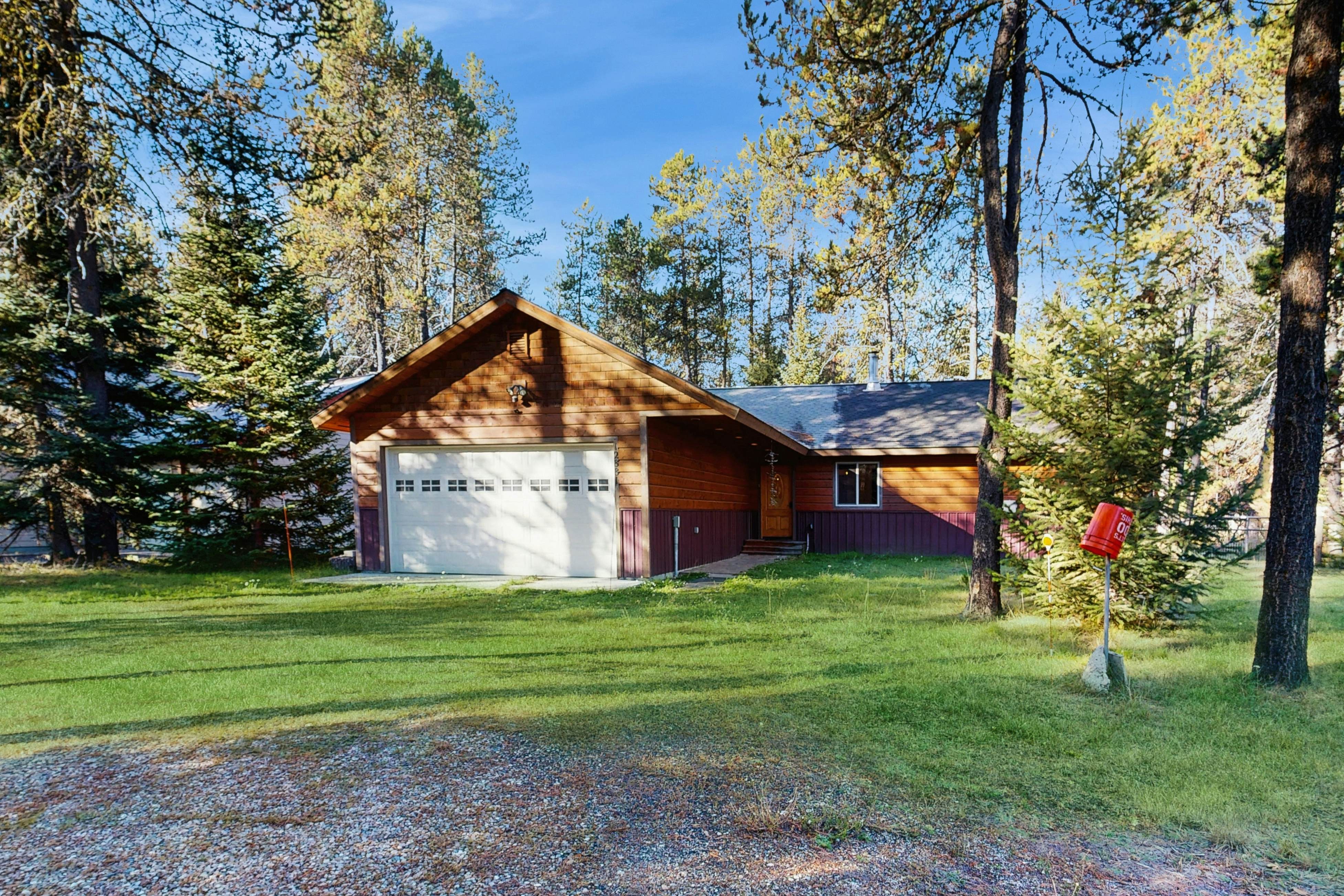 Cozy Cabin with Fenced Yard, Deck & Fire Pit