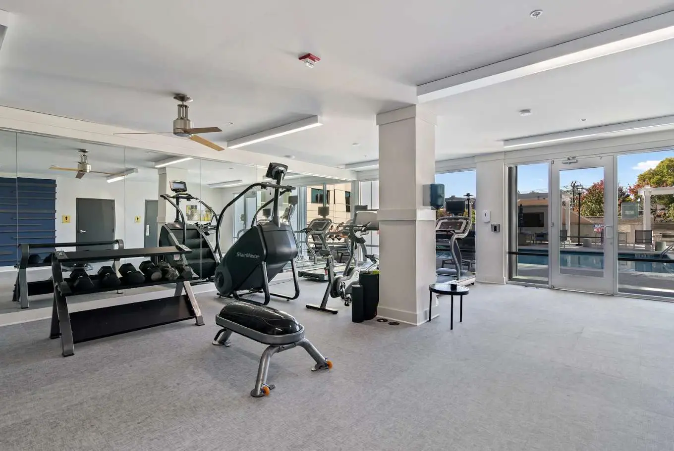 Boulevard Stays Midtown 1BR Pool, Gym, Parking 03