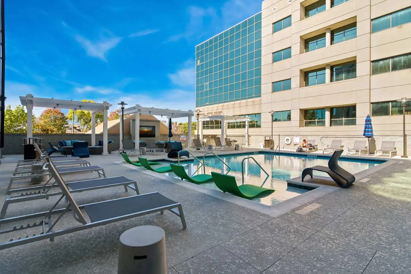 Boulevard Stays Midtown 1BR Pool, Gym, Parking 03