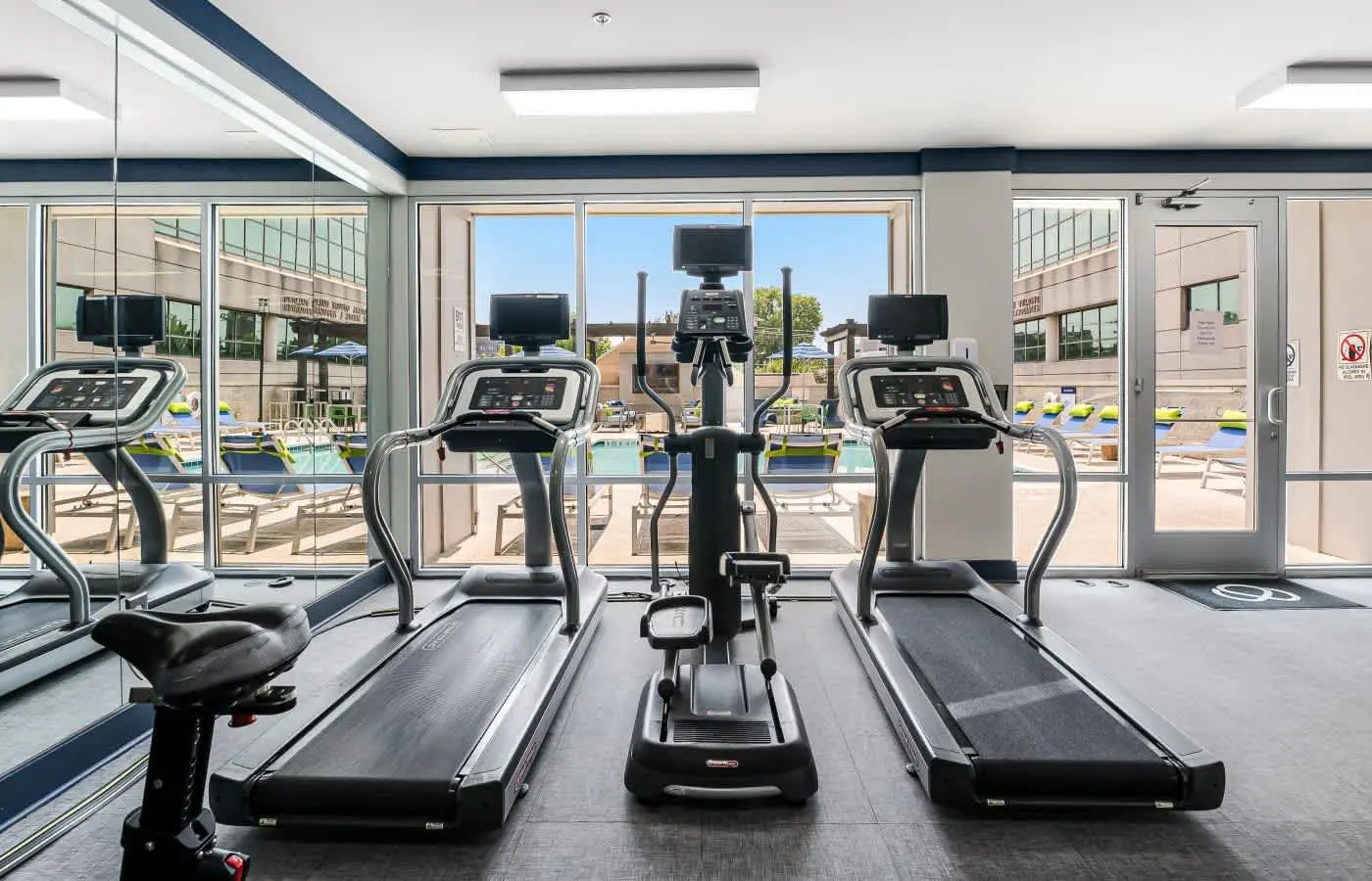 Boulevard Stays Midtown 1BR Pool, Gym, Parking 05