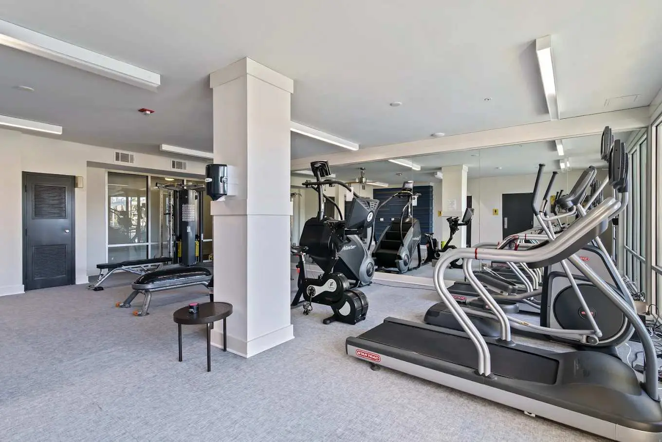 Boulevard Stays Midtown 1BR Pool, Gym, Parking 05