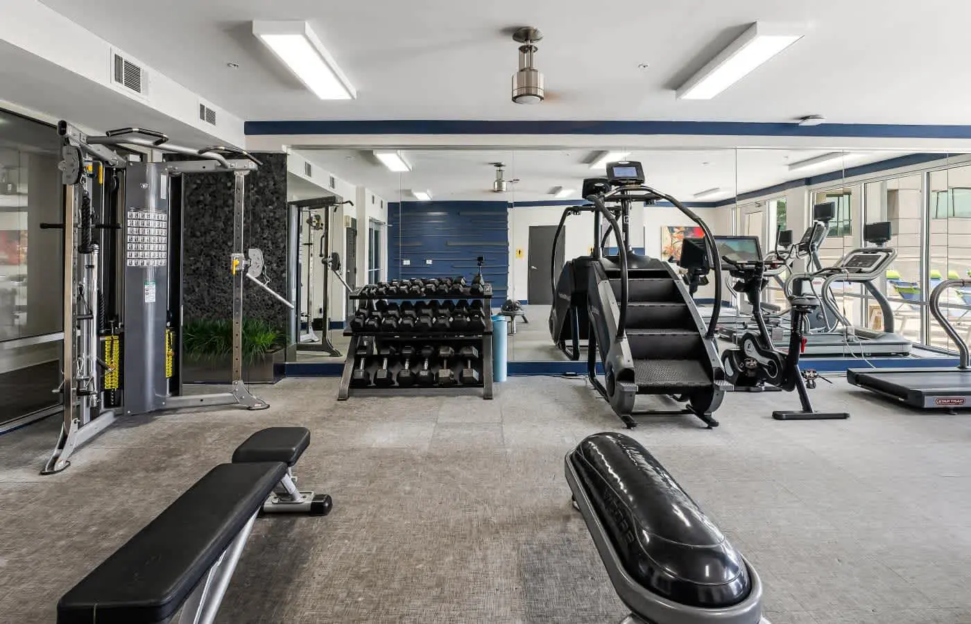 Boulevard Stays Midtown 1BR Pool, Gym, Parking 06