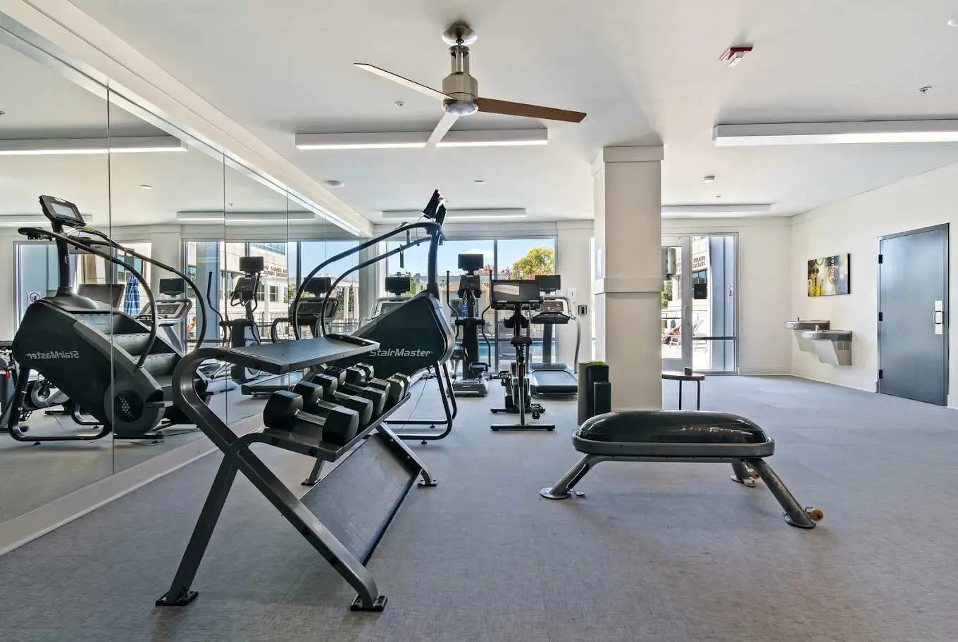 Boulevard Stays Midtown 1BR Pool, Gym, Parking 06