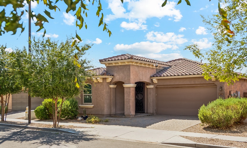 MONTHLY SPECIAL Patrick Place Spacious 3 BR Home Golf/Shopping/Gilbert
