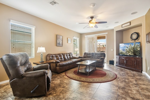 MONTHLY SPECIAL Patrick Place Spacious 3 BR Home Golf/Shopping/Gilbert