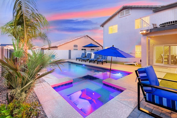 Vacay In The Valley - Entertainers Backyard!