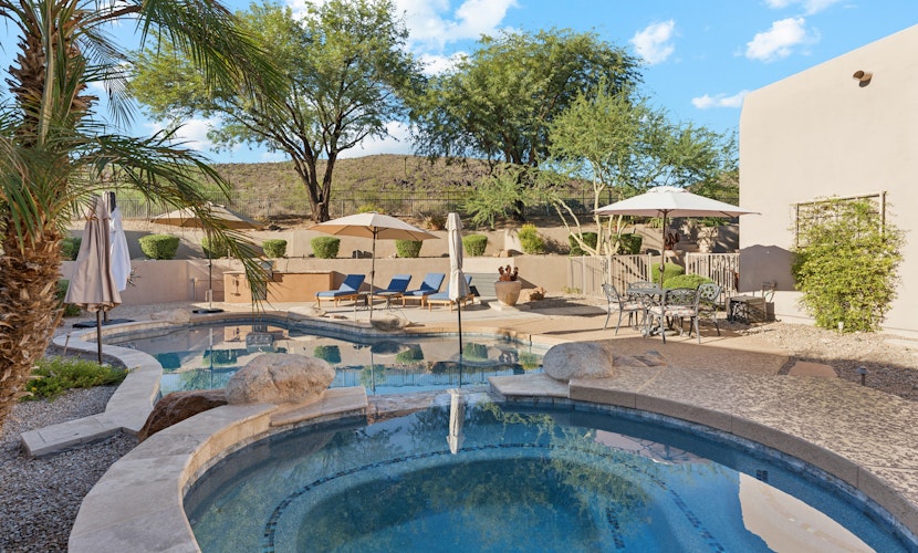 Hidden Oasis Intimate 3 BR Home/ Private Pool/ Jacuzzi/ Fire Pit/ Glendale